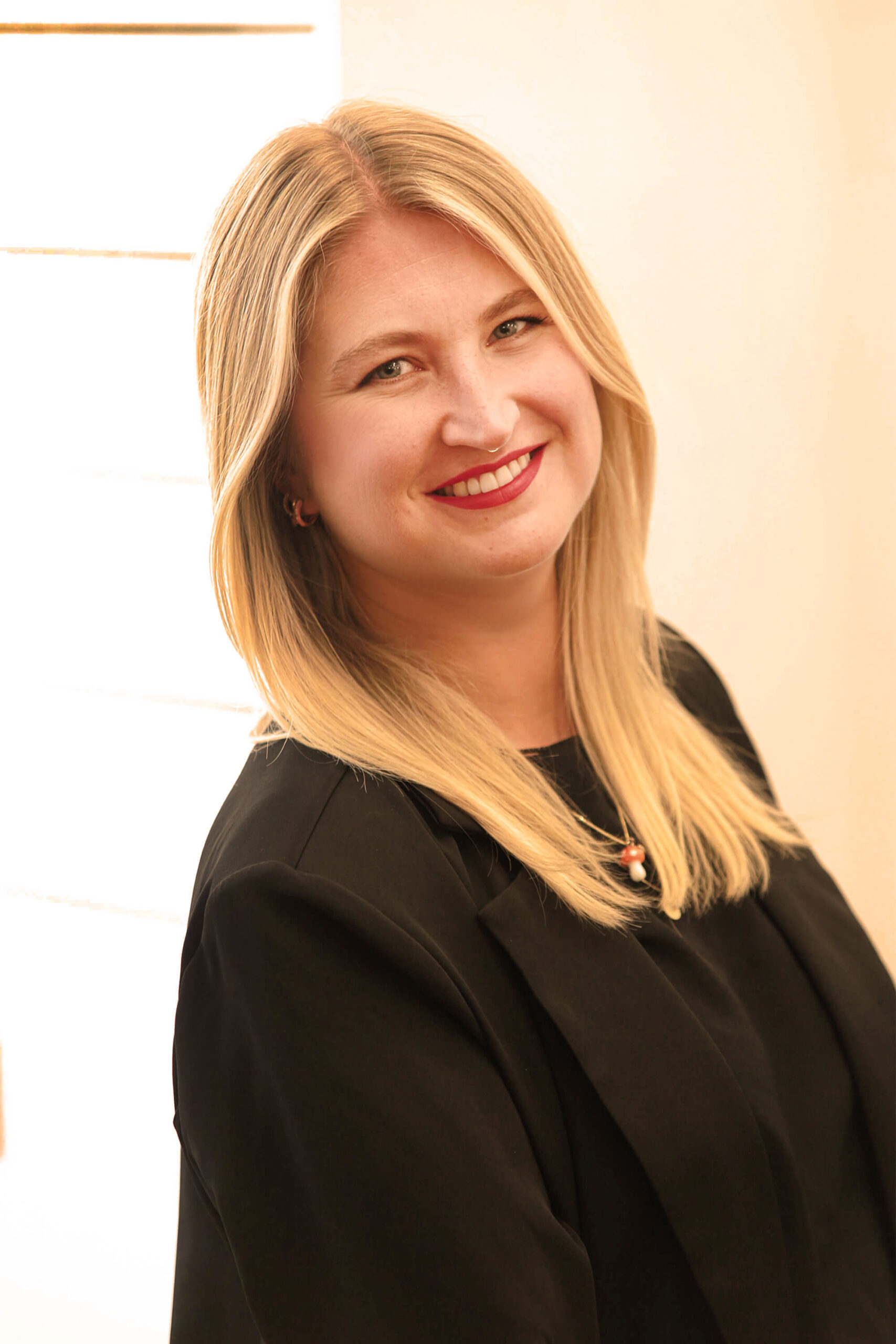 Jenny Zeller aus dem Team von Hendrikjes Haardesign, eine Masterstyllistin und Visagistin.