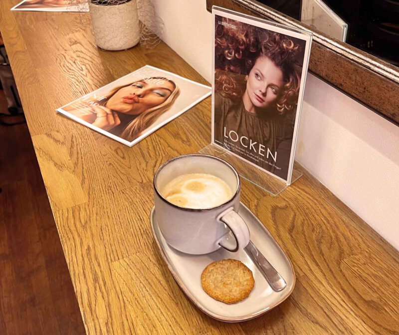 Ein Kaffee und Gebäck, das wird bei Hendrikje Haardesign gerne gereicht, um auch den Gaumen der Kundschaft zu verwöhnen.