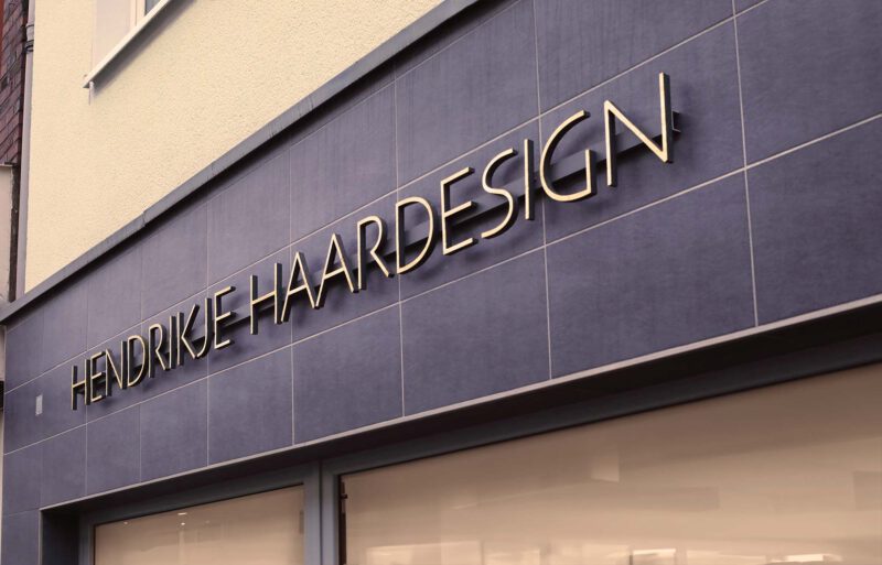 Der Eingangsbereich des Friseursalons Hendrikje Haardesign, unverkennbar auch hier dank seines klaren und schönen Designs.