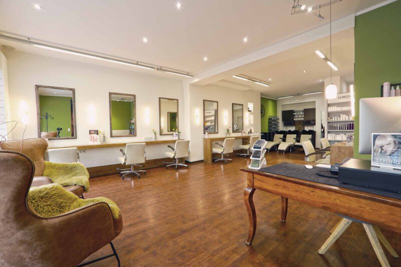 Das großzügige Ladenlokal des Friseursalons Hendrikje Haardesign, vom Eingang aus gesehen. Links der gemütliche Wartebereich mit seinen ultrabequemen Sesseln, im Hintergrund der Frisier-, Make-Up-, Massage- und Manikürbereich.