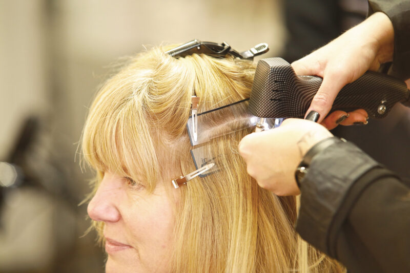 Eine Kundin bekommt ihre Extensions eingesetzt. Hendrikjes Haardesign bietet die volle Palette an professionellen Leistungen an – und noch mehr.